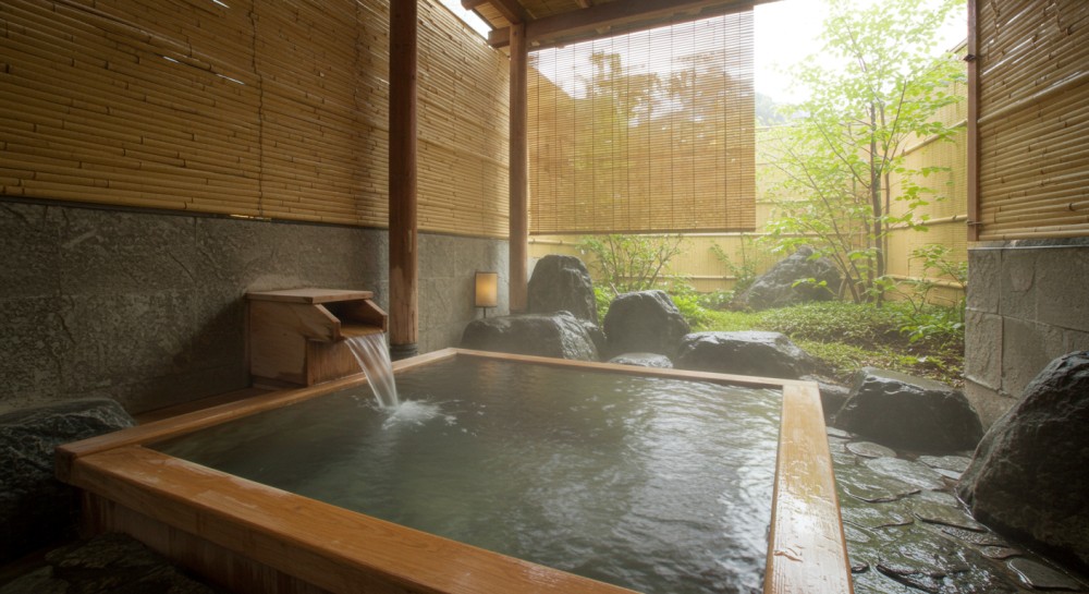 源泉掛け流しとは？意味・探し方・泉質の違いをわかりやすく解説のサムネイル画像