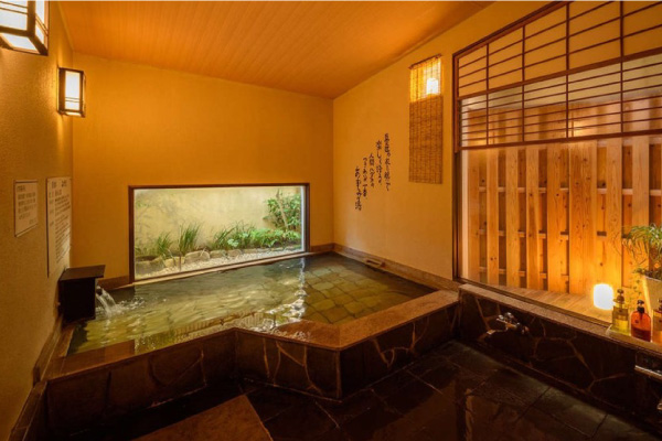 坪庭が見える落ち着いた和風の貸切内湯