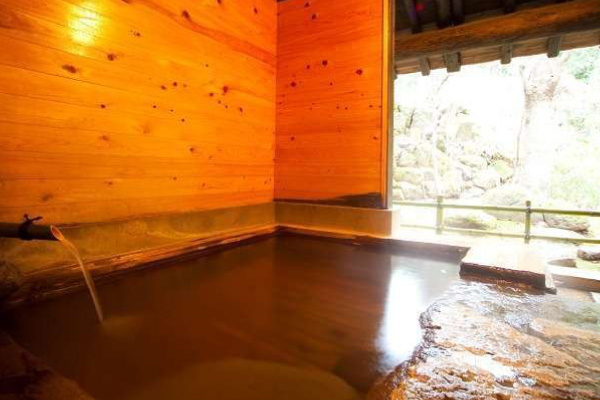 源泉かけ流しのにごり湯が楽しめる貸切風呂の浴槽