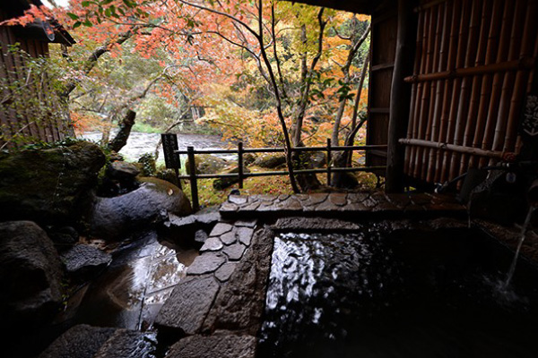 窓からの景色も楽しめる内湯の貸切温泉