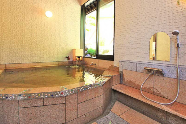 洗い場も完備された清潔感のある角型タイル風呂と明るい空間の家族湯