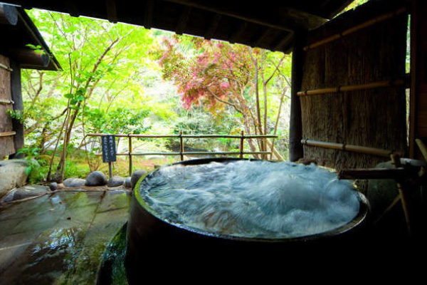 シンプルで落ち着いた雰囲気の源泉風呂