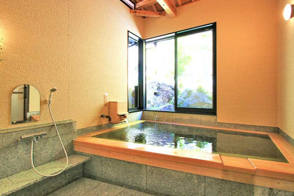 木のぬくもり感じる檜風呂と大きな窓が印象的な内湯タイプの家族風呂