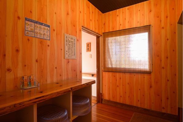 木の温もりに包まれた清潔感のある脱衣所