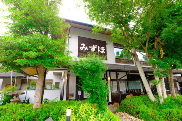 緑に囲まれた和モダンな外観のみずほ温泉施設