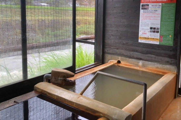 源泉かけ流しのにごり湯が楽しめる貸切風呂の浴槽
