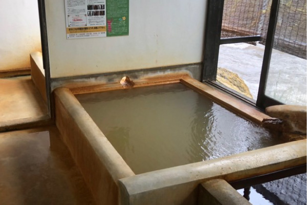 窓からの景色も楽しめる内湯の貸切温泉