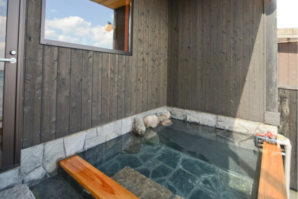 源泉かけ流しのにごり湯が楽しめる貸切風呂の浴槽