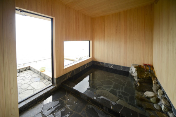 窓からの景色も楽しめる内湯の貸切温泉