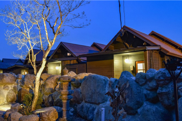 シンプルで落ち着いた雰囲気の源泉風呂