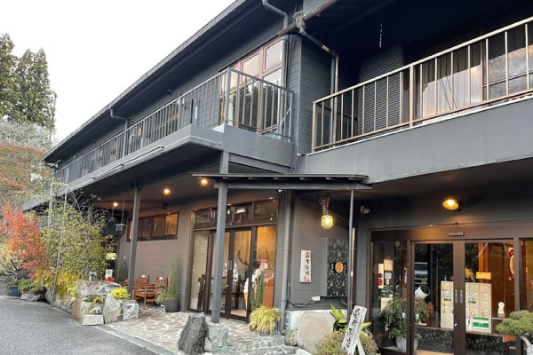 木造の趣ある建物外観と広々とした温泉旅館の佇まい