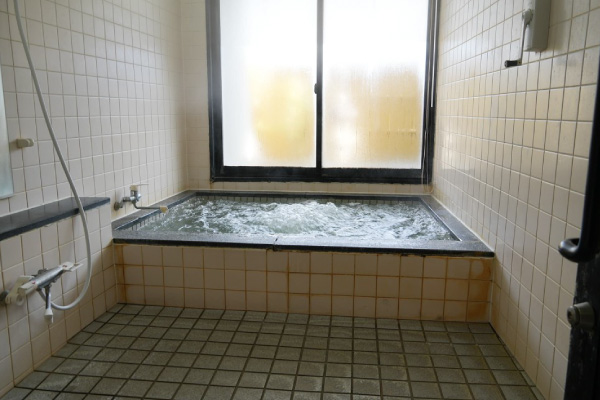 明るいタイル張りの内湯で楽しめるブクブク泡風呂