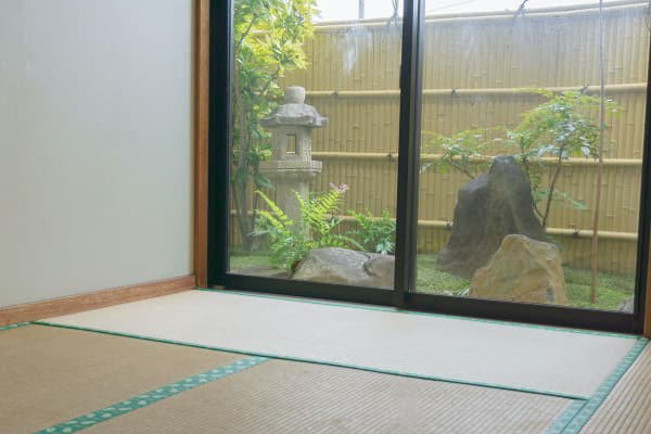 庭を眺めながらくつろげる和室の畳部屋とガラス窓