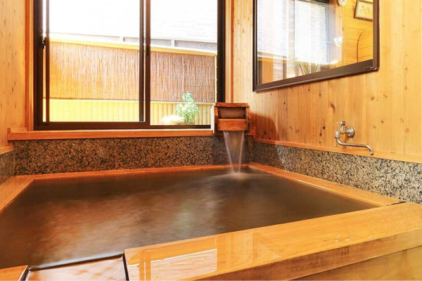 木のぬくもりを感じる貸切風呂