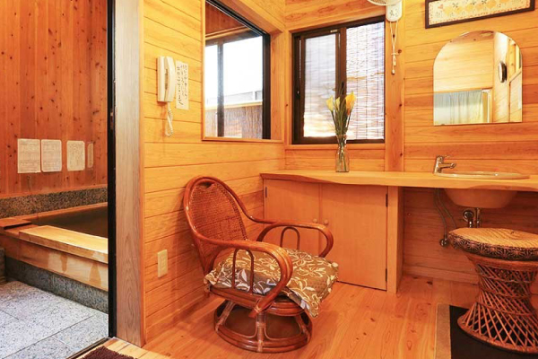 木に囲まれた脱衣所と内湯入口