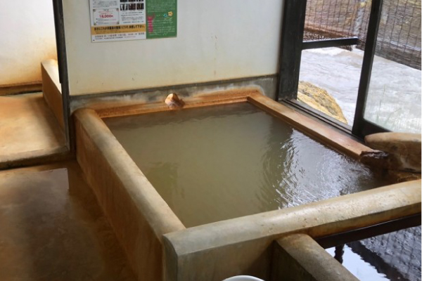 シンプルで源泉かけ流しの内湯