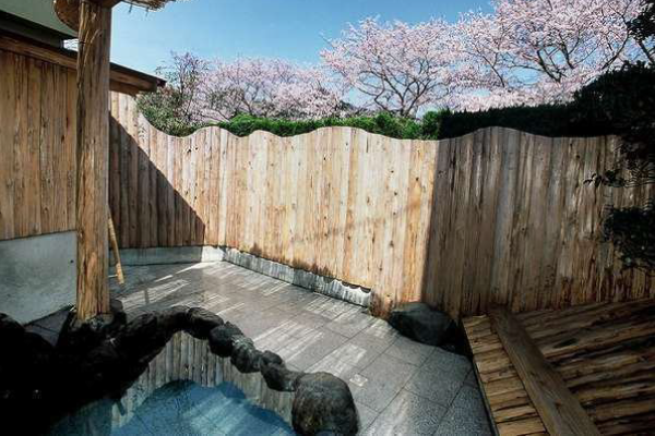 広々とした貸切温泉の脱衣スペース。清潔感のある木目調の室内