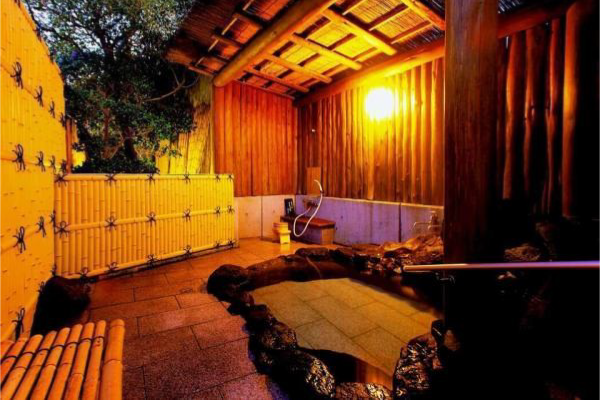 桜の季節に楽しめる露天風呂。板塀の外に咲く満開の桜が魅力