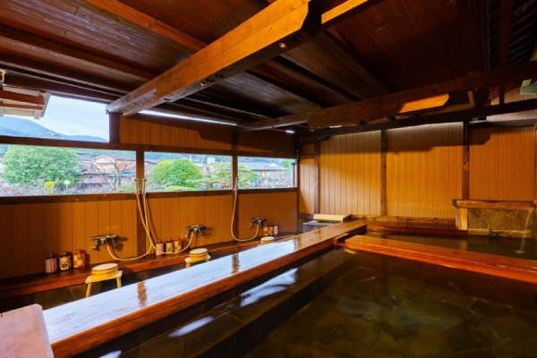 町並みを望む半露天の家族風呂。木の温もりあふれる落ち着いた浴室