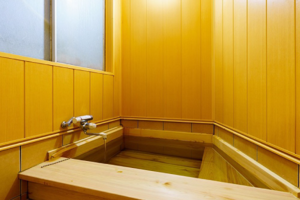 木の温もりに包まれた内湯の貸切風呂。レトロな雰囲気の湯処