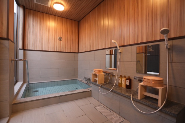 小さめサイズの檜風呂。シンプルであたたかな木目の室内空間