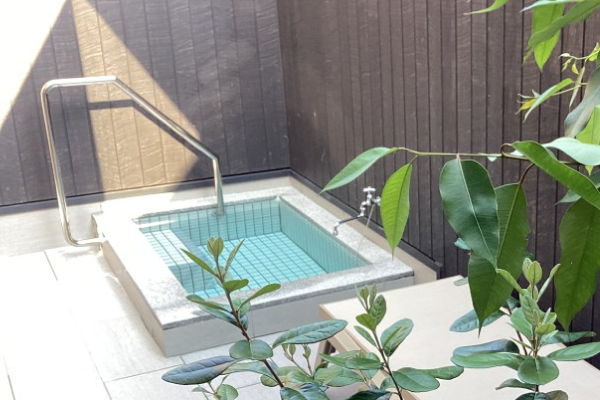 壁面に木材を使った上質な家族風呂。カランや桶も完備された室内