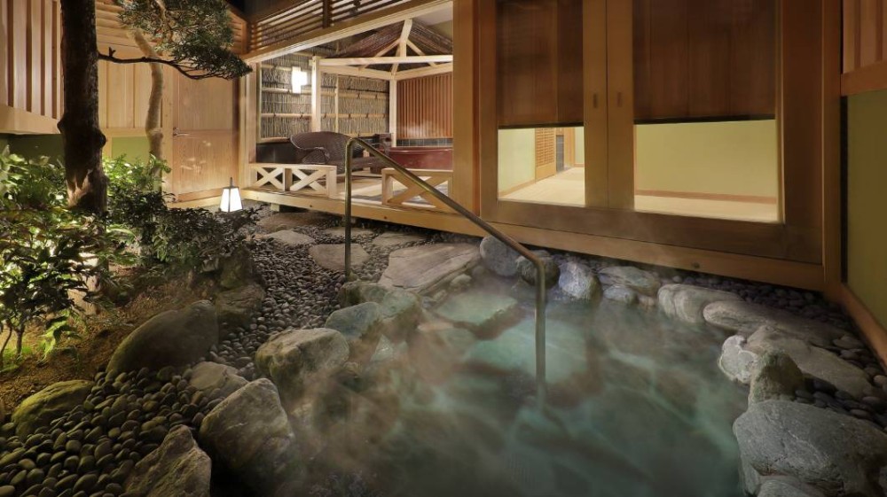 貸切家族風呂：露天岩風呂のサムネイル画像