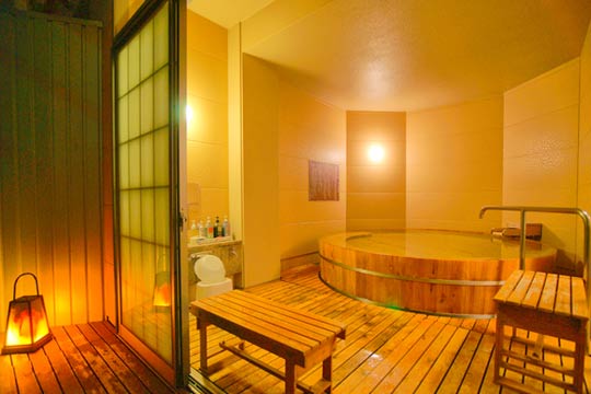 大きな樽風呂のサムネイル画像