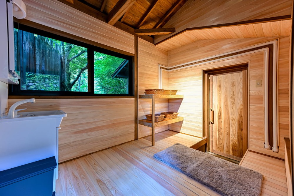 天然かけ流し温泉 岩風呂　脱衣所の施設画像 - 6