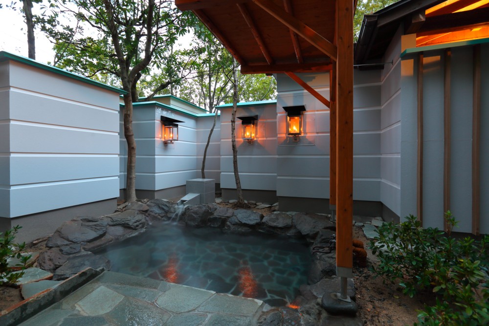 ゆったり入れる岩風呂のサムネイル画像