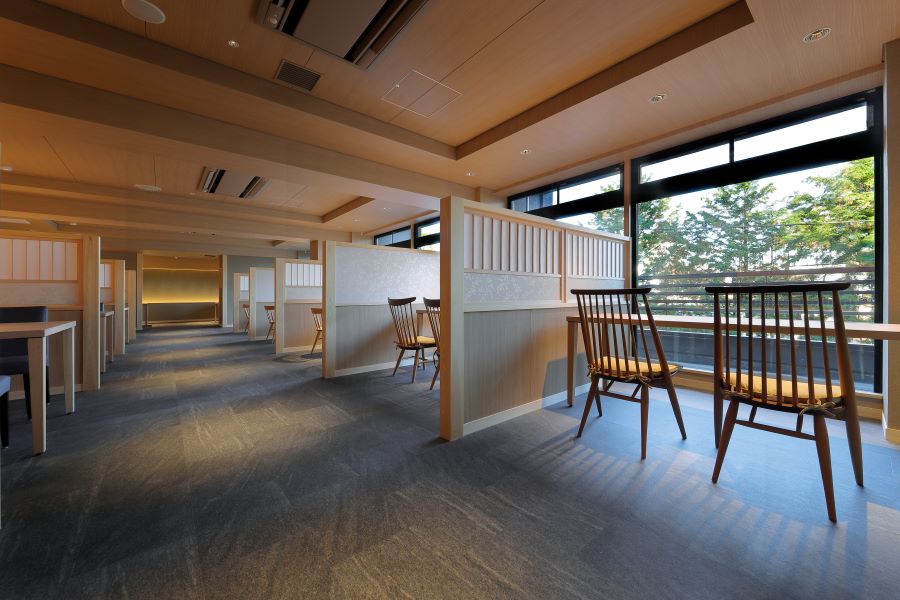 大きな窓からの朝日が気持ちいい朝食会場『穂（Minori）』の施設画像 - 16
