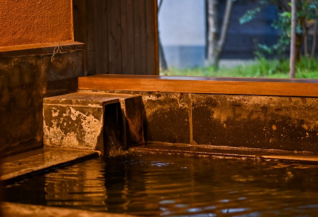 旅館内貸切風呂は切り石作りの浴槽の施設画像 - 4